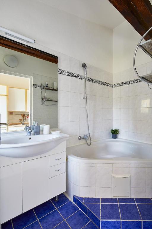 Prague Days - Open-plan Duplex with Corner Bath and Netflix in Vinohrady photo 3