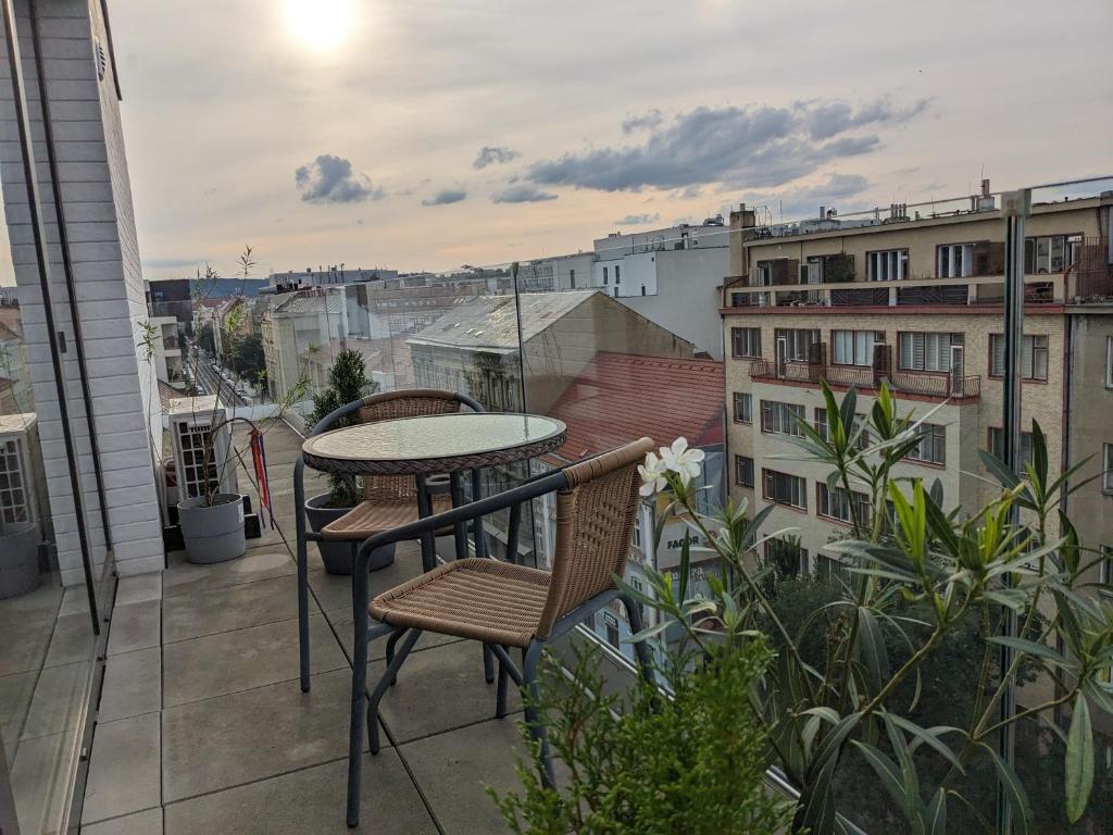 Cozy Apartment with Big Terrace in Central Prague - Karlín — photo 1