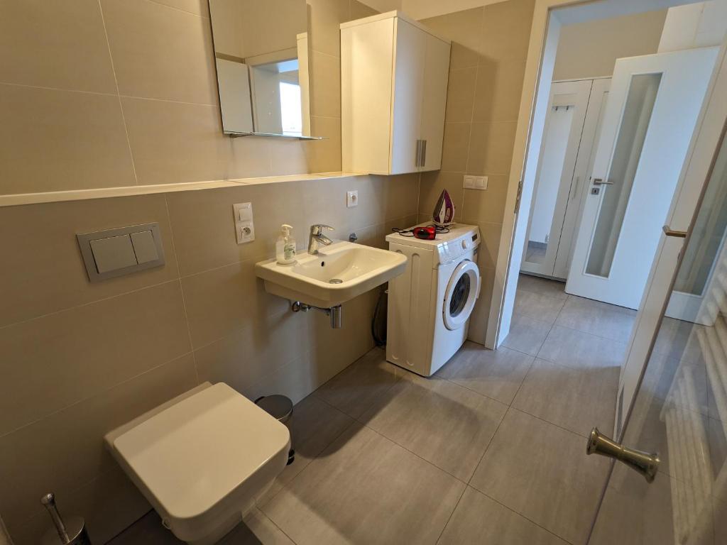 Cozy Apartment with Big Terrace in Central Prague - Karlín photo 3