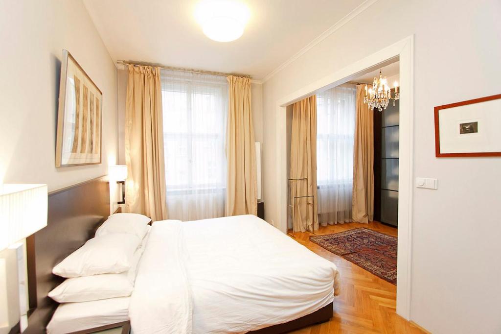 Spacious elegance in the heart of Old Town photo 2