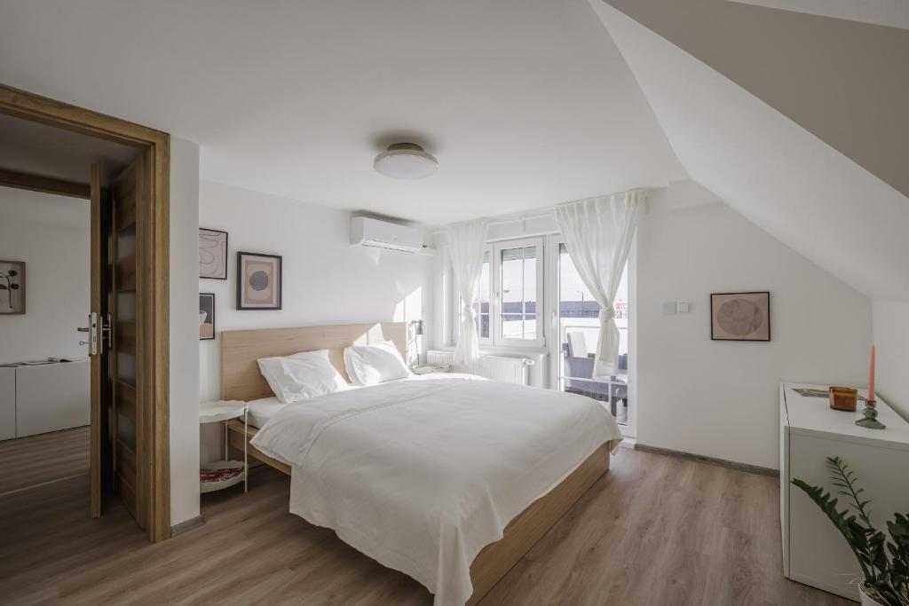 Spacious 4-Story Home with Sauna & Garden photo 2