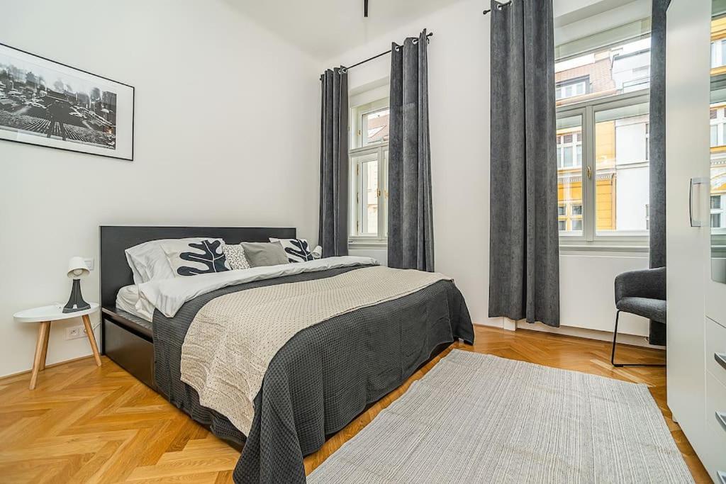 Stylish Flat with Terrace and AC photo 2