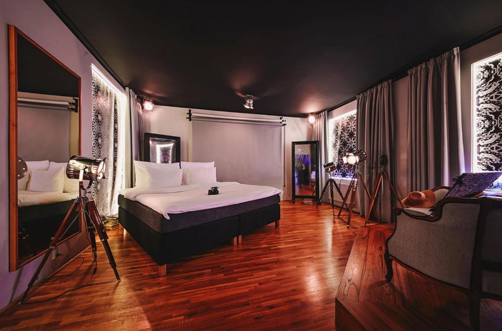 Anybody - Awarded love hotel photo 2