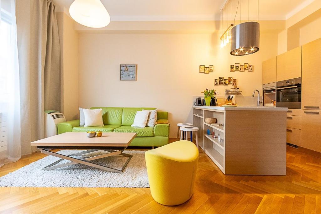 Sunny apartment — photo 1
