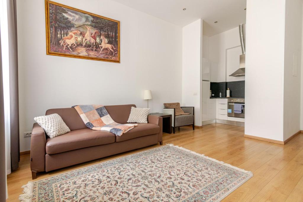 Riverside Palace Apartments photo 2