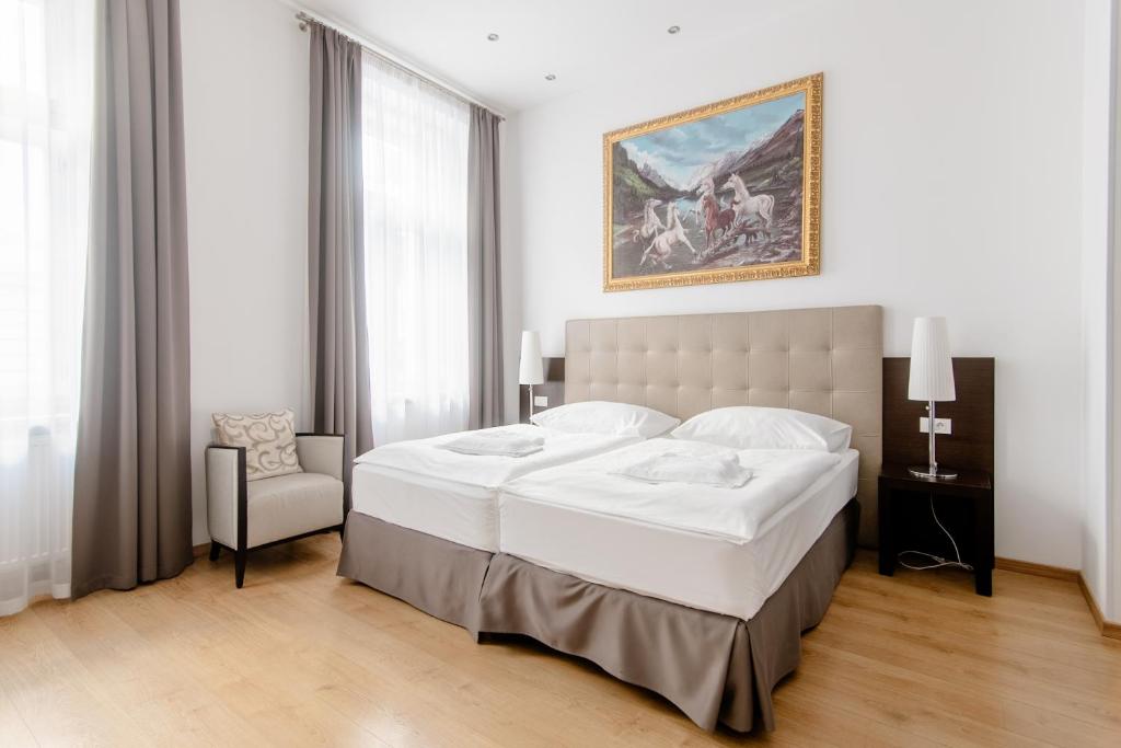 Riverside Palace Apartments photo 3