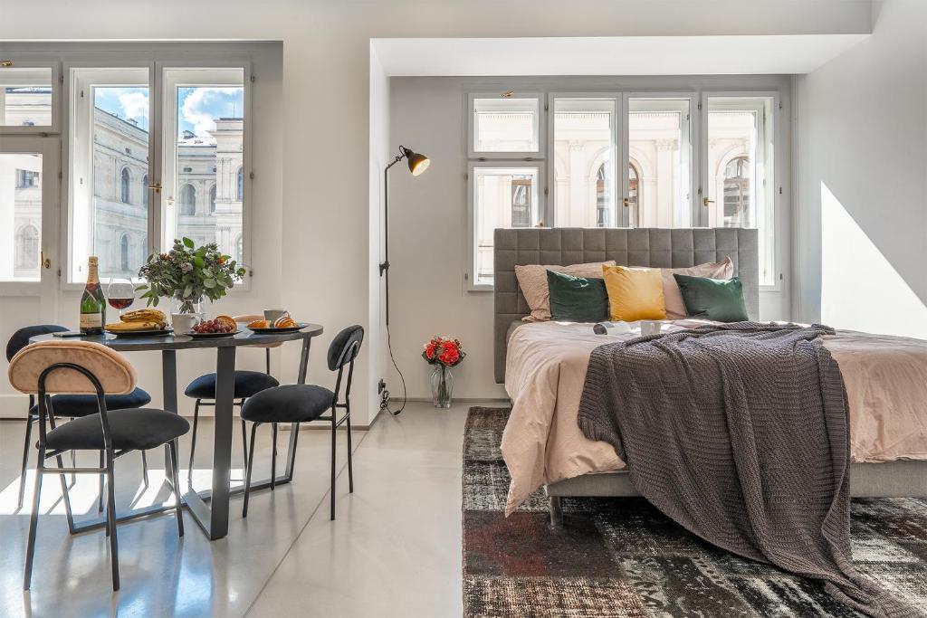 The Grand Krocínova Loft - Golden Bond Retreat photo 2