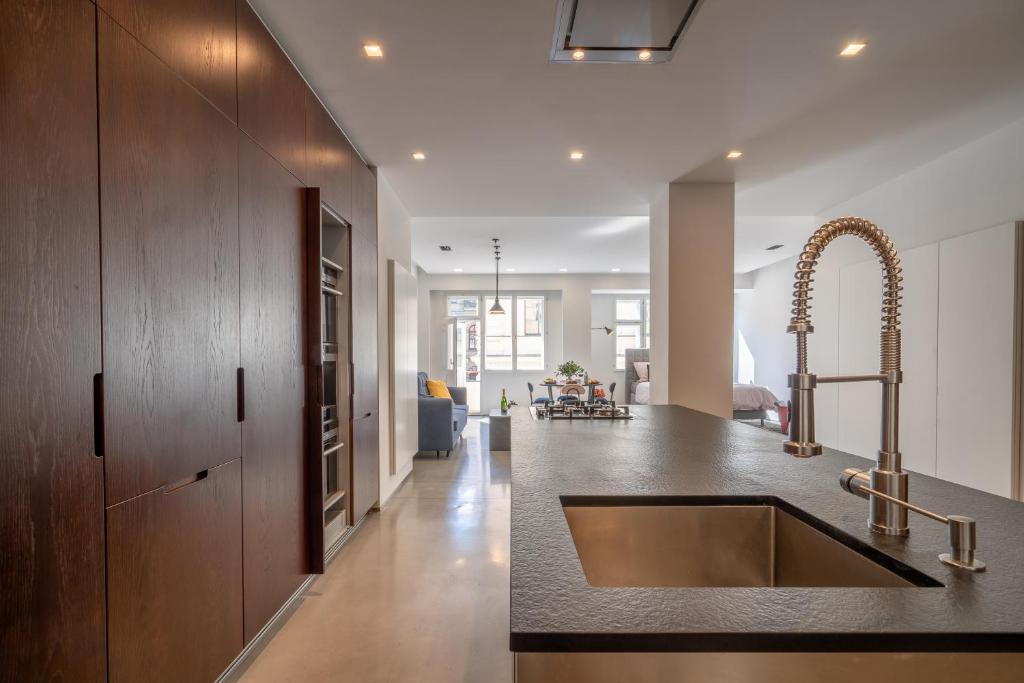 The Grand Krocínova Loft - Golden Bond Retreat photo 3