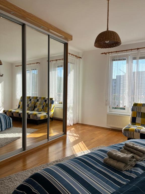 A large 1 bedroom apartment with an available private parking photo 2