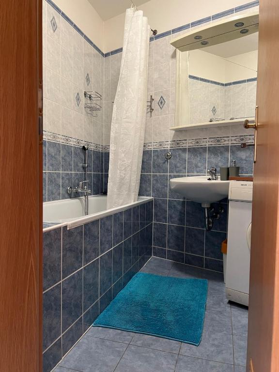 A large 1 bedroom apartment with an available private parking photo 3