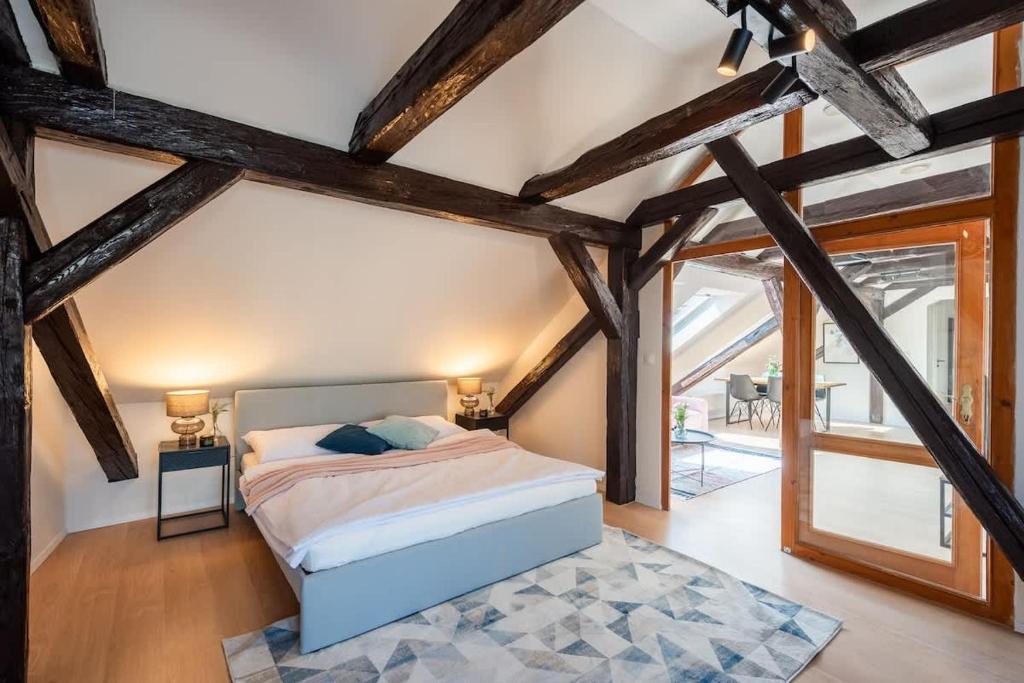 Wonderful Romantic Old Town Apt — photo 1