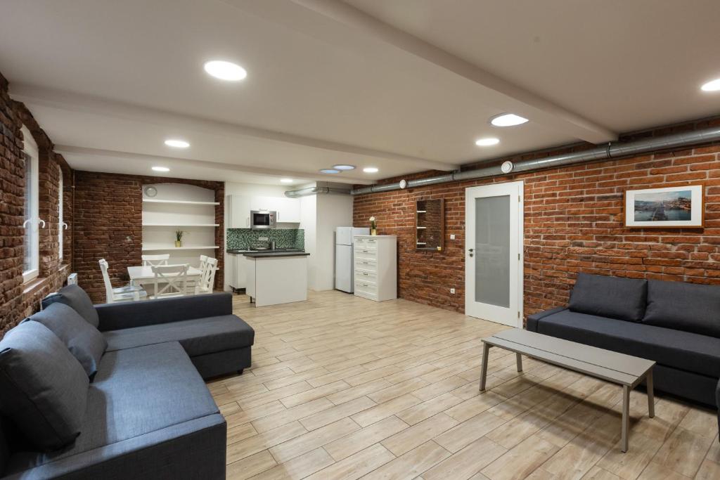 Spacious apartment in quiet courtyard near Charles Bridge — photo 1