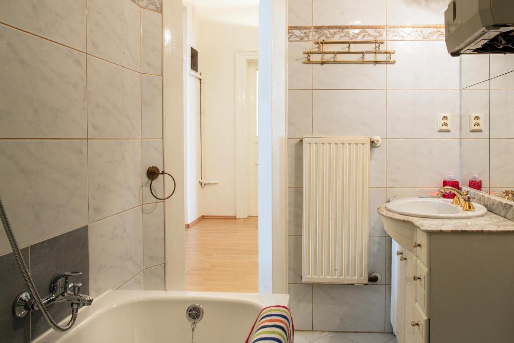 Large 3 BDR APT in the heart of Prague photo 3
