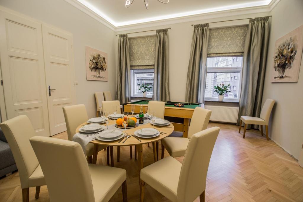 Royal Apartment with Sauna and Billiards photo 3