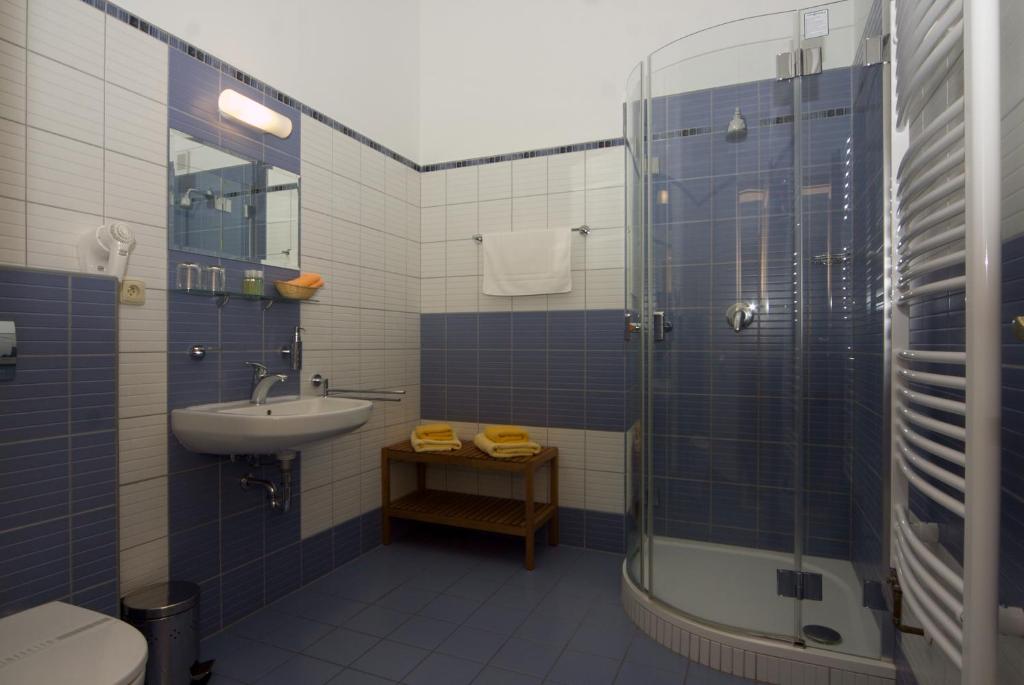 Hotelový a jezdecký areál Dvůr Krutěnice photo 2