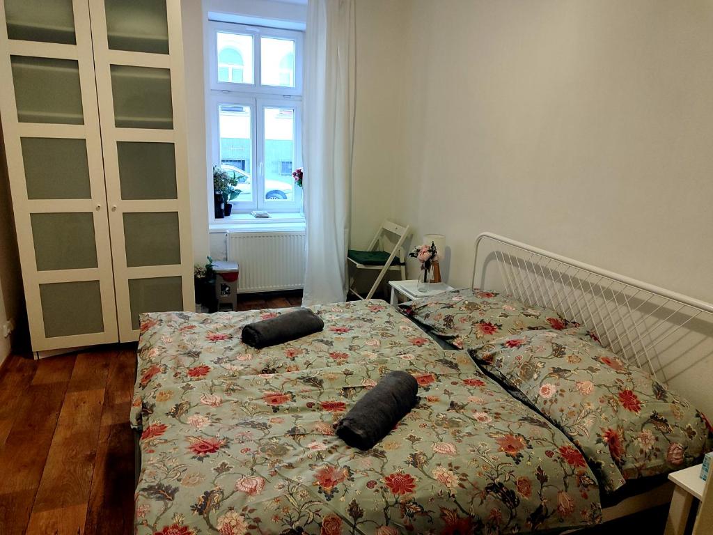 Nice room with double bed in zizkov - shared bathroom photo 2