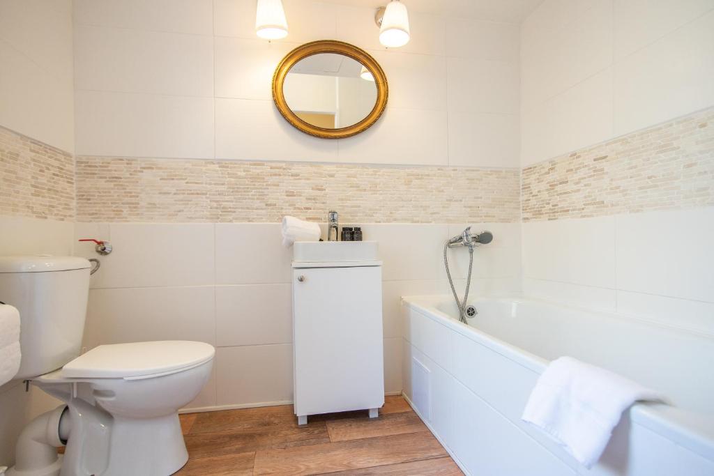 Nice room with double bed in zizkov - shared bathroom photo 3