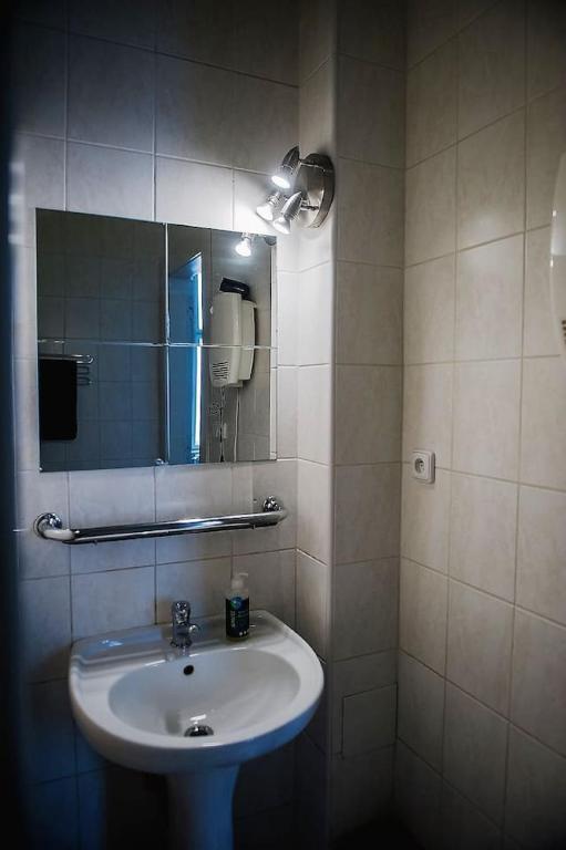 Stylish and unique 2 bedroom flat with balcony in Letna photo 3