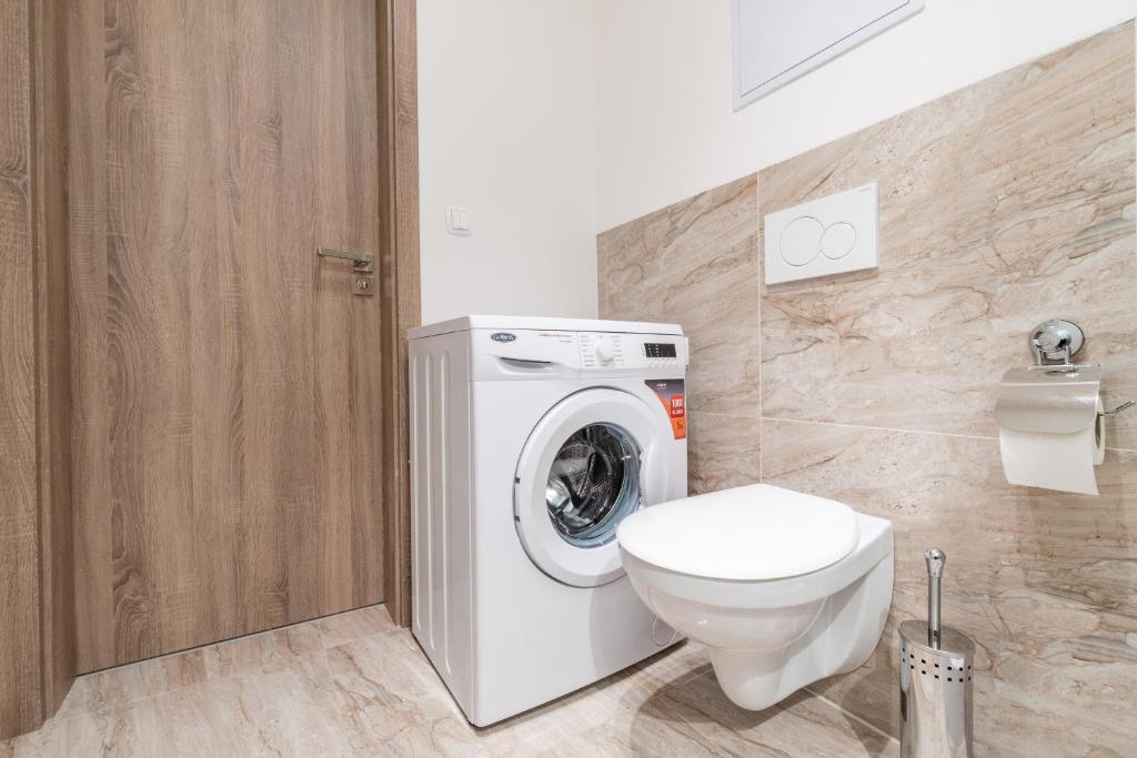 Brand new studio apartment #21 with free secure parking in the center photo 2