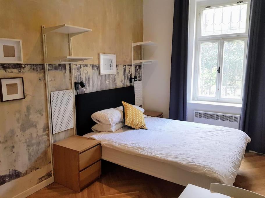 Stylish studio apartment by Namesti Miru — photo 1