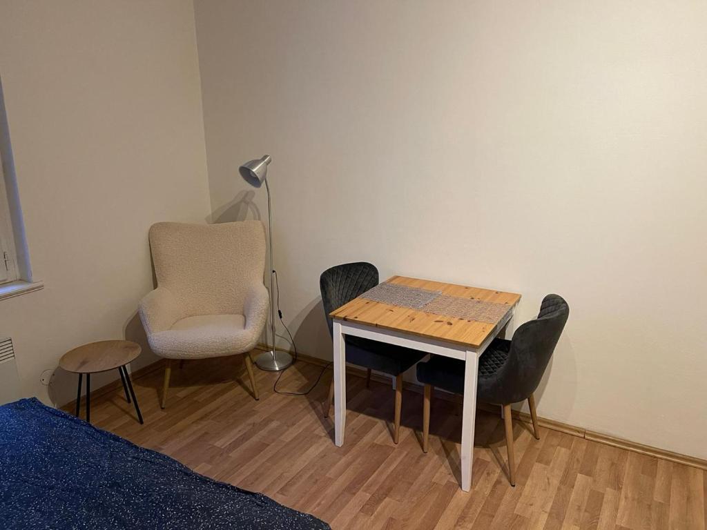 Sunlit apartment close to city center photo 2