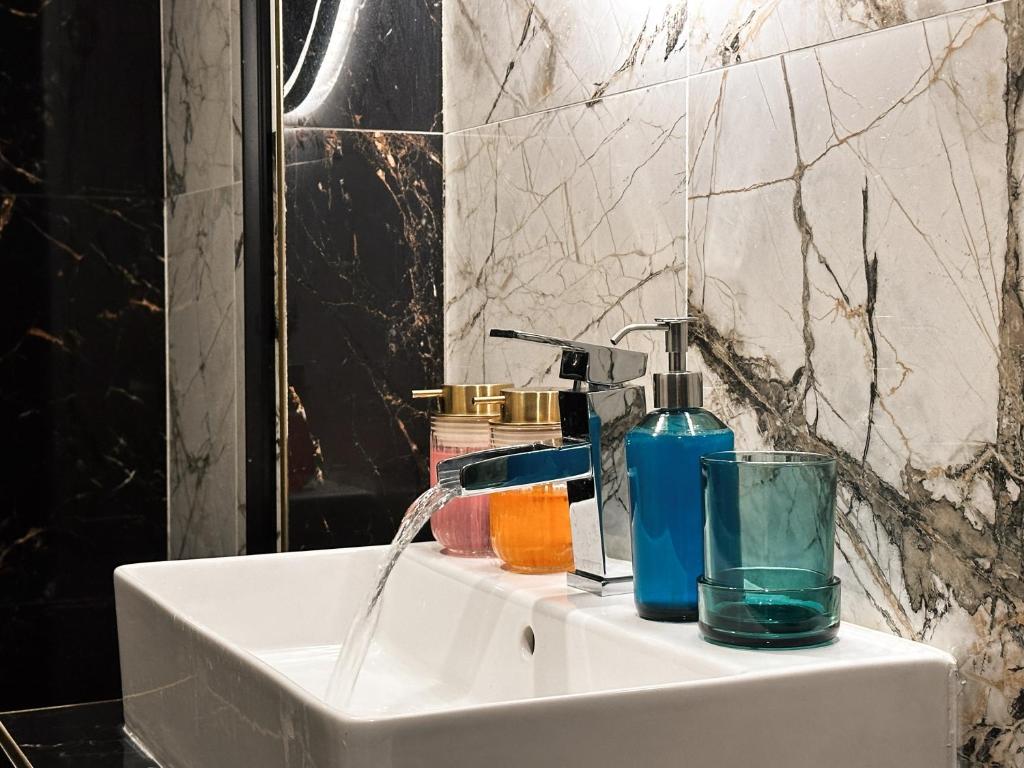 Grand Viceroy Apartments - Gothic Tower View photo 3