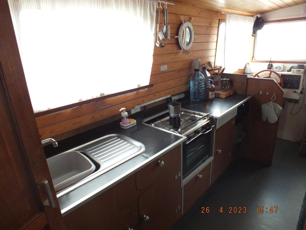 Zouw Hausboat Zakotven -pouze ubytovaní photo 3