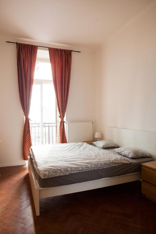 2 Bed Flat - Sleeps 9 - Pets - Smoking on terrace photo 2