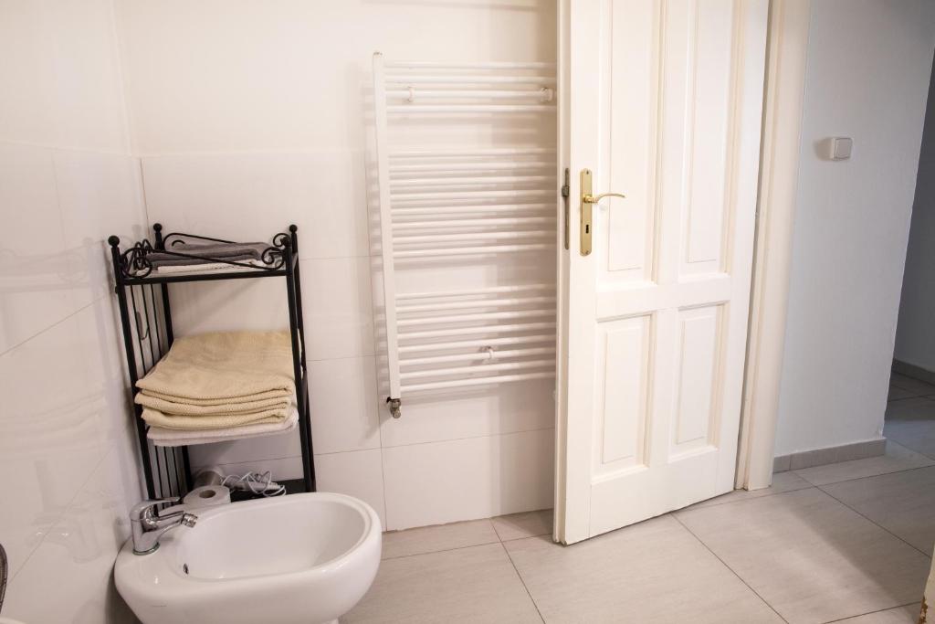 2 Bed Flat - Sleeps 9 - Pets - Smoking on terrace photo 3