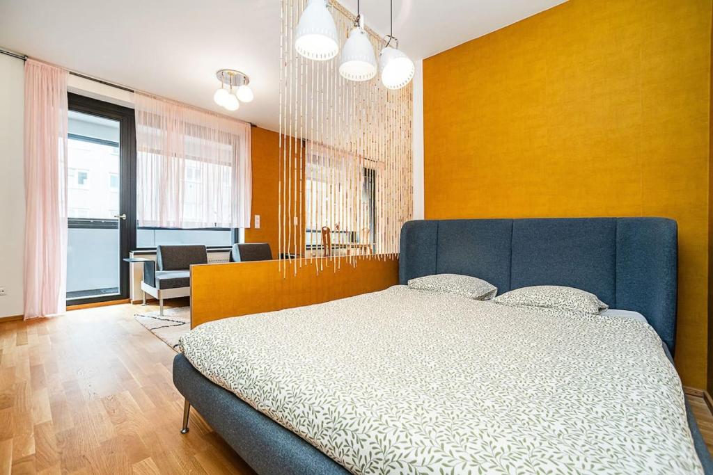 Spacious studio with free parking photo 2