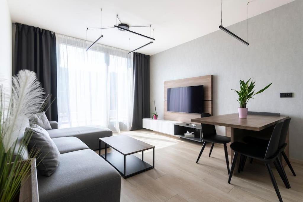 Spacious Top Floor Flat — photo 1