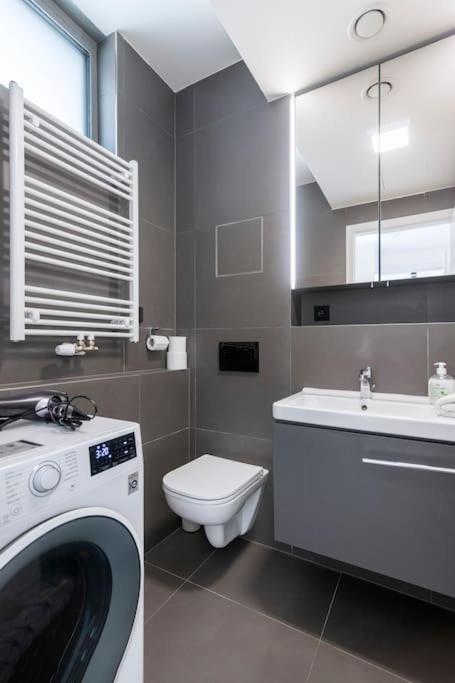 Spacious Top Floor Flat photo 3