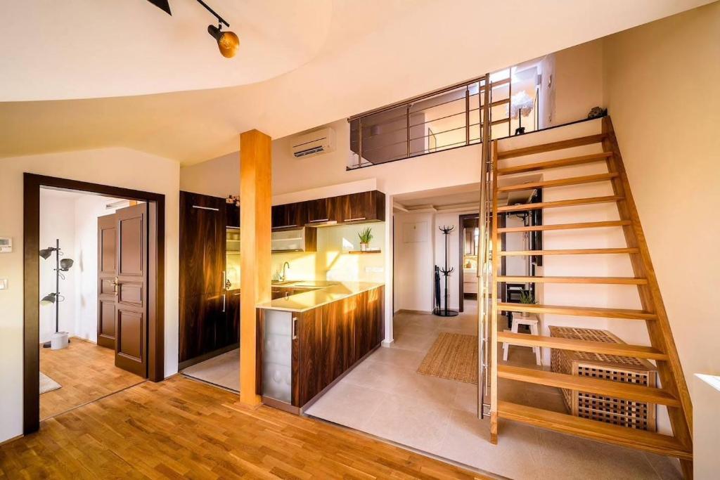 Rooftop Triplex Apartment in Centre photo 2