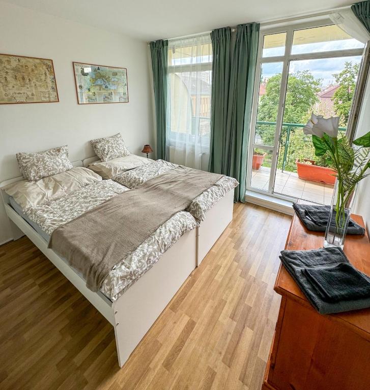 Sunny Flat with Terrace & Park View Near City Centre photo 2