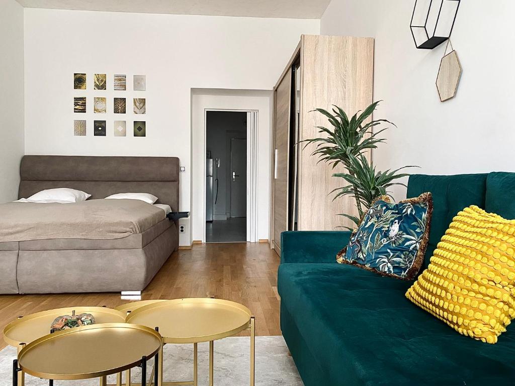 Stylish retreat in a lively area — photo 1