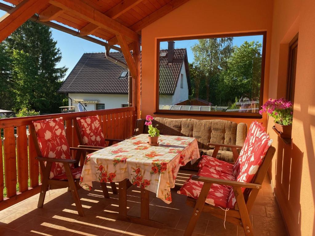 Slunný domek s terasou a zahradou — photo 1