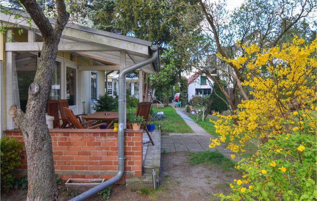 2 Bedroom Lovely Home In Berlin photo 2