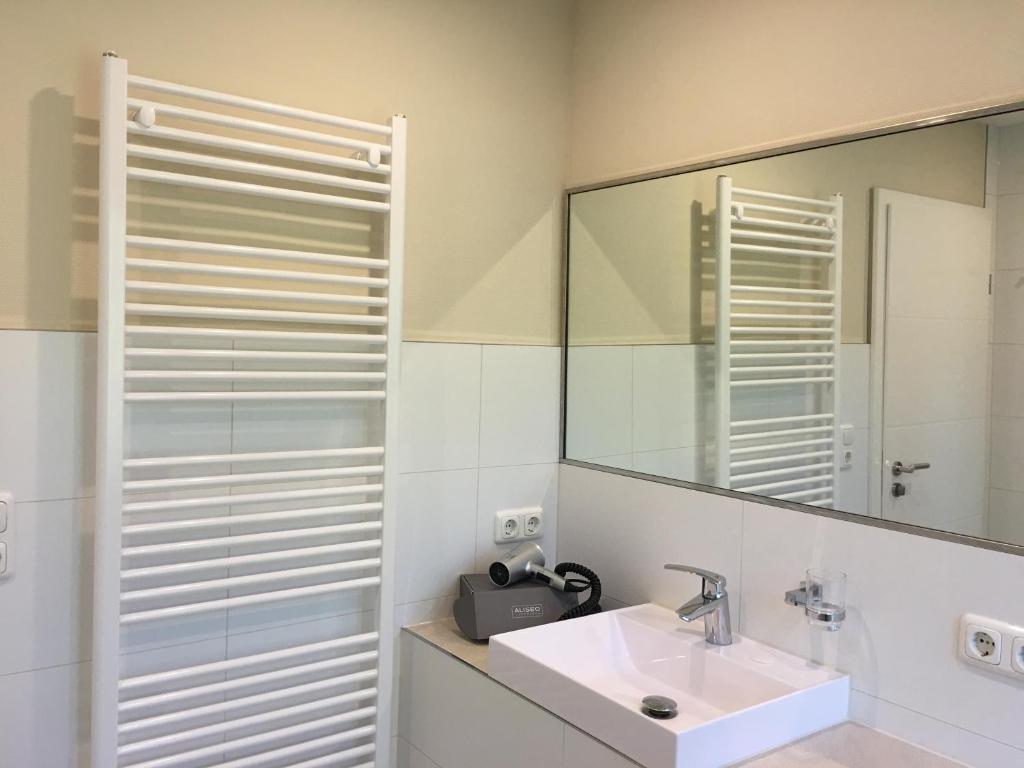 KOMPLETTES FERIENHAUS POTSDAM BERLIN GÄSTEHAUS IN SEENÄHE 95qm2 MONTEURZIMMER photo 3