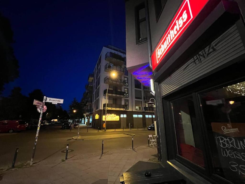 Stylish 2-room Apartment with Balcony Next to East Side Gallery — photo 1