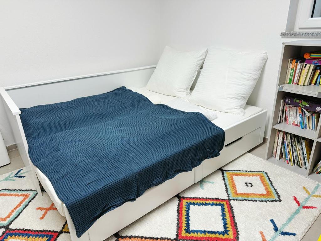 EMMA Gardencity Basement Flat photo 2