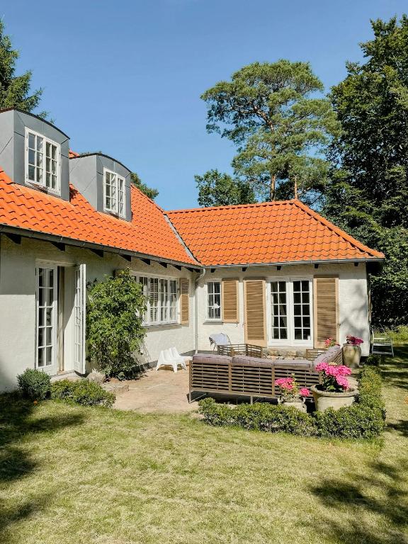 Charming 1930S Cottage Near Hornbæk Beach — photo 1
