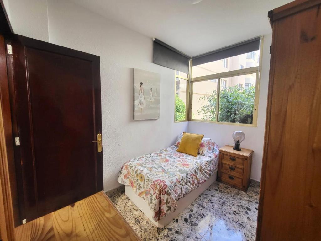 Affordable holiday accommodation for large families and groups at Las Canteras beach with 3 Bedrooms and Free Parking photo 2