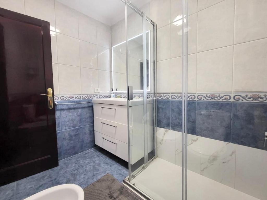 Affordable holiday accommodation for large families and groups at Las Canteras beach with 3 Bedrooms and Free Parking photo 3