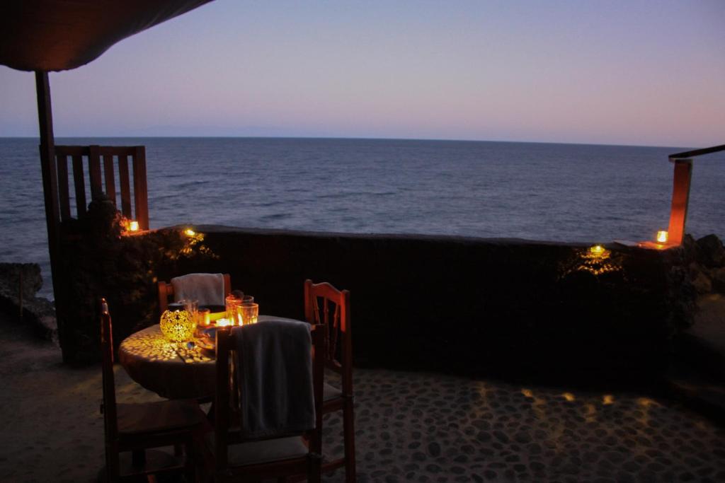 Cueva relajante con playa solitaria — photo 1