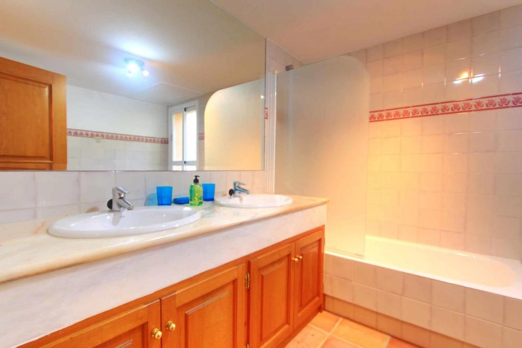 1072 Beachfront El Paraiso Retreat with Pool & BBQ photo 2