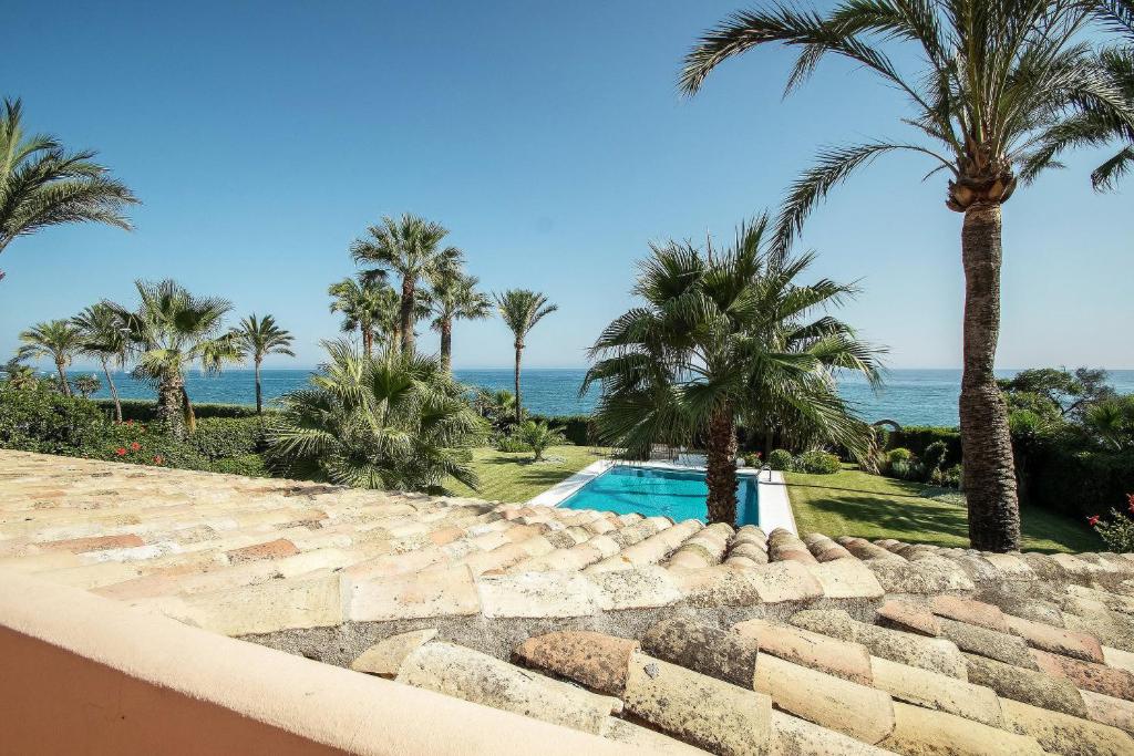 1072 Beachfront El Paraiso Retreat with Pool & BBQ photo 3