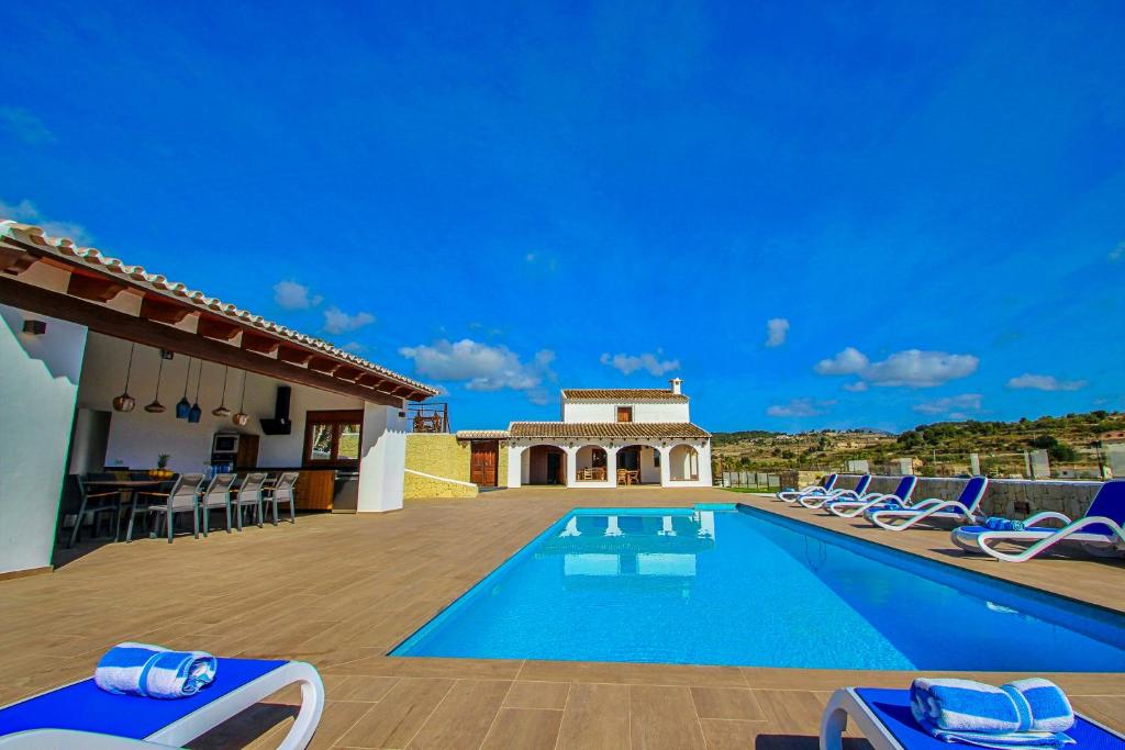 Rosalia - holiday home with panoramic view and private pool in Teluda photo 2