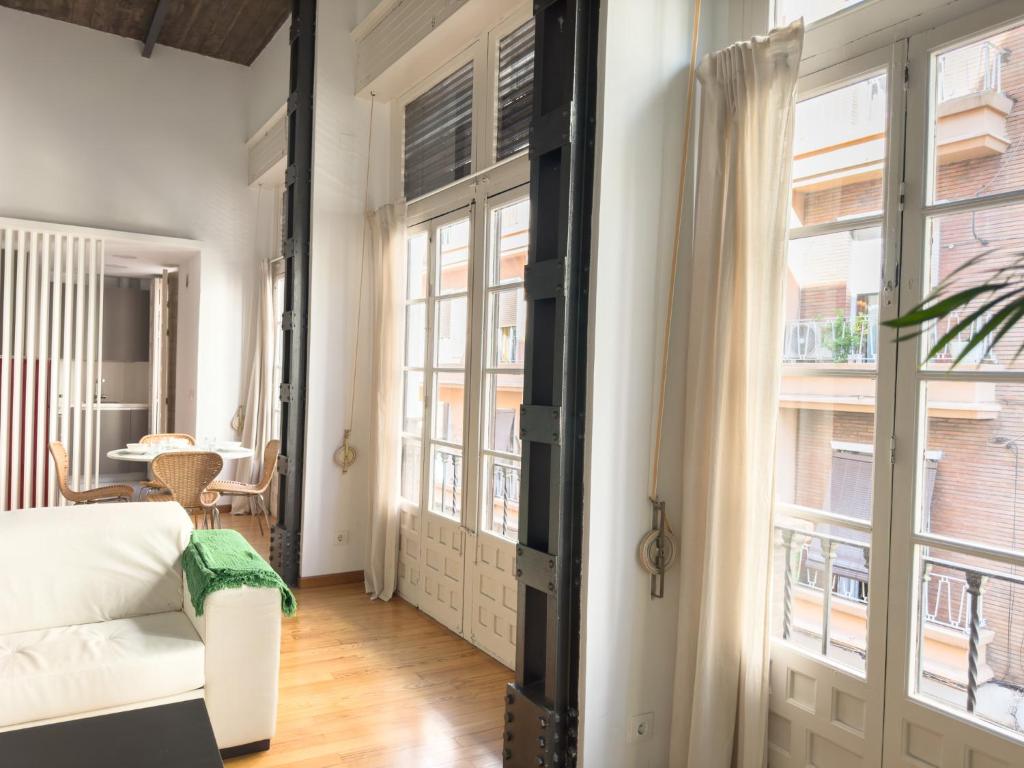 Stylish 1BR Central Apt photo 2