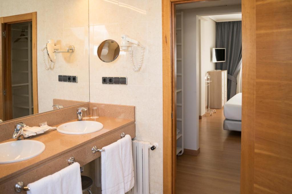 Hotel Sercotel Tres Luces photo 3