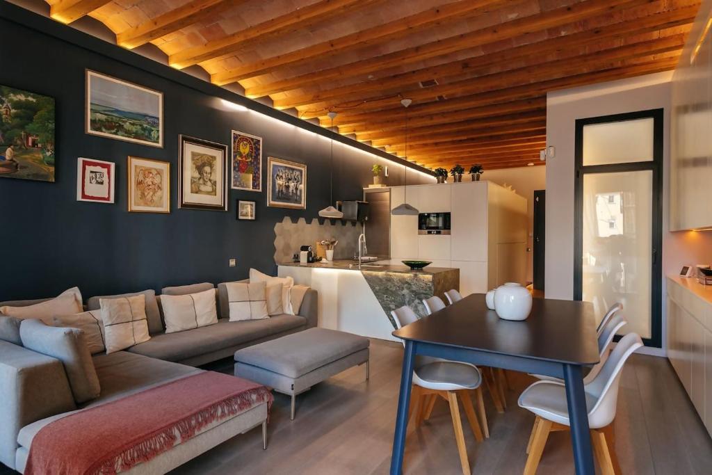 Fully Equipped Upscale Loft weekly cleaning incl — photo 1